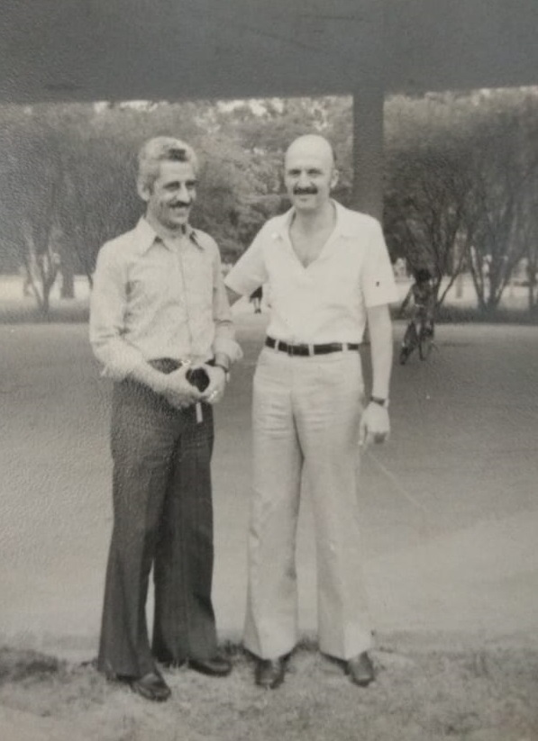 O patriarca Chaouk, (esquerda), com seu amigo no parque do Ibirapuera (São Paulo, 1974).